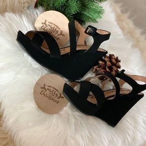 Black strap wedges